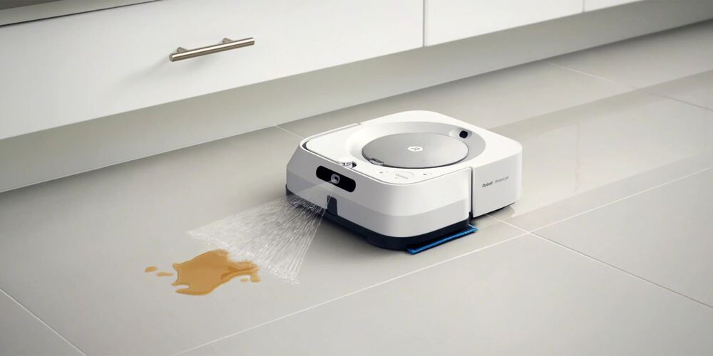 Un Roomba® m6 nettoyant du liquide sur un sol